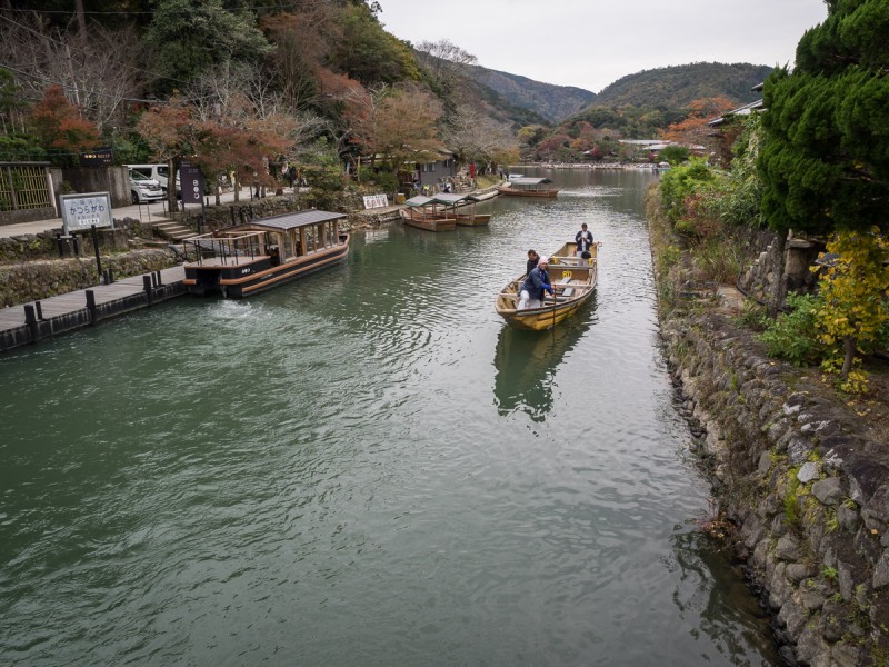 京都嵐山の桂川を渡る船